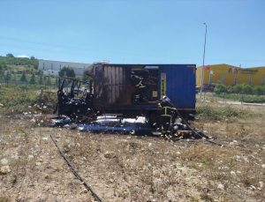 Kocaeli’de sondaj kamyonu çıkan yangında kullanılamaz hale geldi