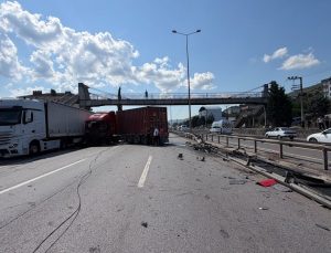 Körfez’de TIR lastiği patladı: karşı şeride geçip başka TIR’a çarptı, yol 1.5 saat kapalı kaldı