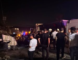 Mardin’de otomobil ile kamyon çarpıştı: 2 ölü, 6 yaralı