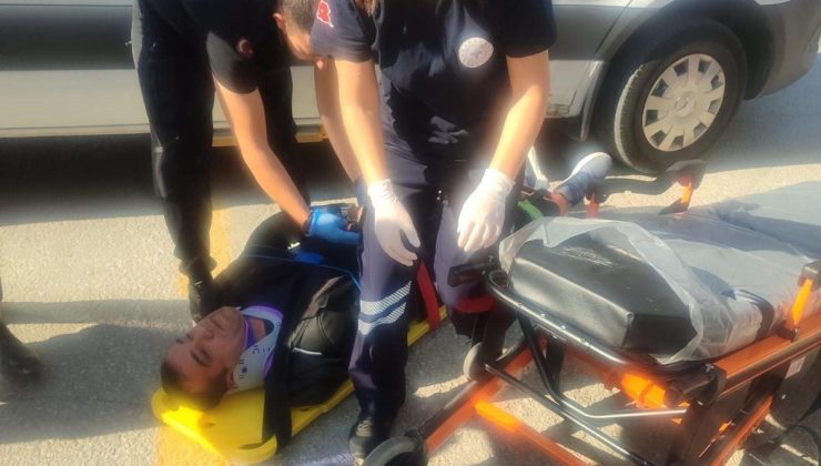 Minibüsle çarpışan motosikletli yaralandı; kaza kask kamerasında