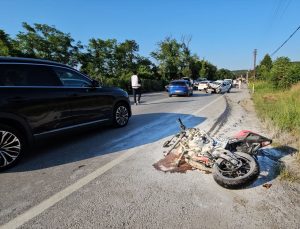 Sakarya’da otomobil ile motosikletin çarpıştığı kazada 1’i ağır 2 kişi yaralandı