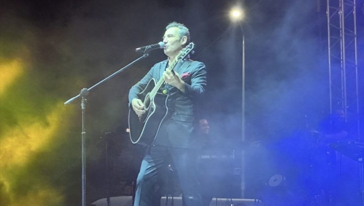 Sanatçı Ferhat Göçer Niğde’de konser verdi