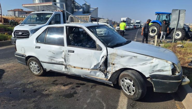 Şanlıurfa’da otomobil ile traktörün çarpıştığı kazada 4 kişi yaralandı