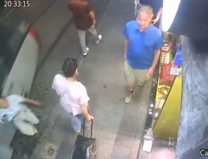 Sirkeci’de tramvayın turiste çarptığı anlar kamerada: Yavaş gitmesi lazım