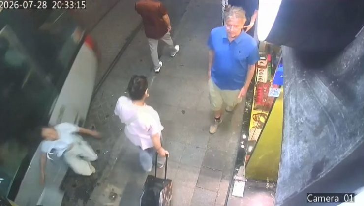 Sirkeci’de tramvayın turiste çarptığı anlar kamerada: Yavaş gitmesi lazım