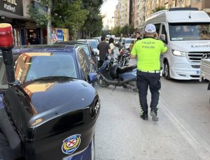 Tepebaşı’nda motosiklet kazası: 1’i polis 2 yaralı
