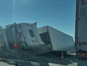 TIR, refüjdeki bariyerlere çarpıp devrildi; 1 yaralı