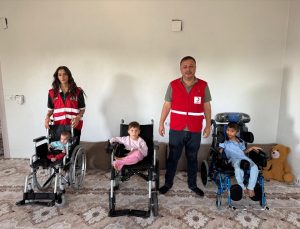 Türk Kızılay Silopi Şubesinden cam kemik hastası 3 kardeşe tekerlekli sandalye desteği