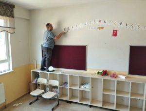 Ulaş’ta okul müdürü ve müdür yardımcısı okullarını boyuyor
