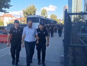 Üsküdar Belediyesi’ne operasyonda gözaltına alınanlar sağlık kontrolüne getirildi / Ek bilgi