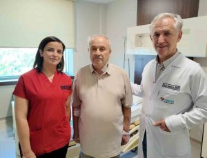 Uyanık halde ameliyata alınan hasta şah damarındaki yüzde 90’lık darlıktan kurtuldu