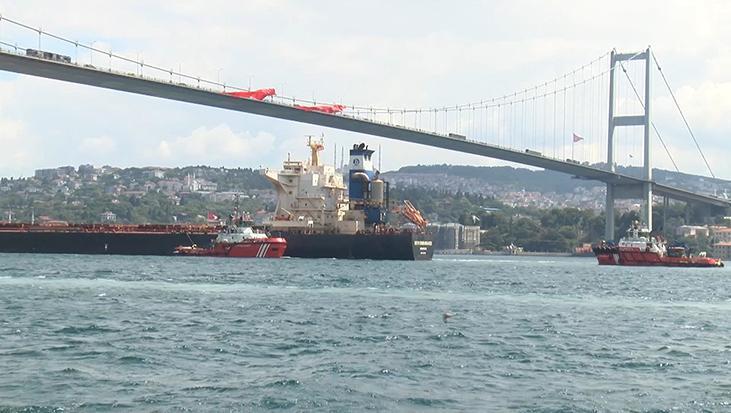 290 metrelik gemi İstanbul Boğazı’ndan geçti! Trafik durduruldu