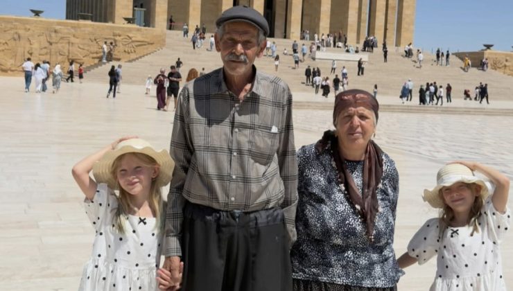 34 yıl sonra tüp bebek tedavisiyle dünyaya gelen ikiz kızlarıyla Anıtkabir’i ziyaret ettiler