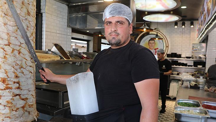 Adana’da sıcakla mücadelede ilginç yöntem! Döner ustası vücuduna kalıp buz bağladı