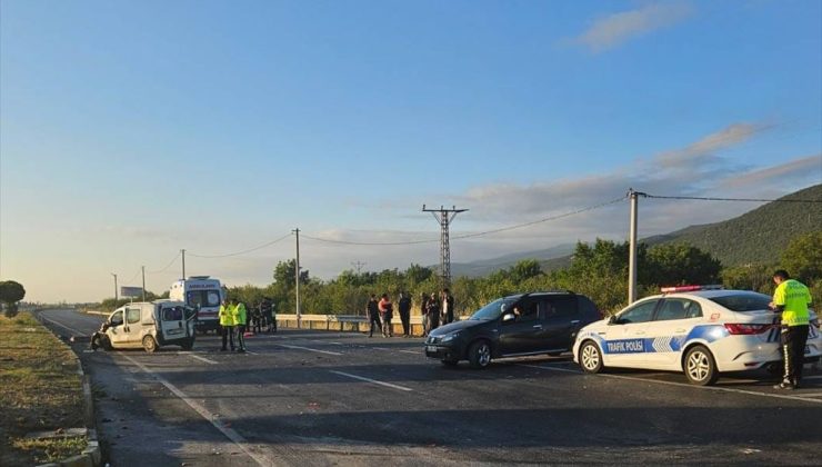 Afyonkarahisar’da iki hafif ticari araç çarpıştı, 1 kişi öldü, 5 kişi yaralandı
