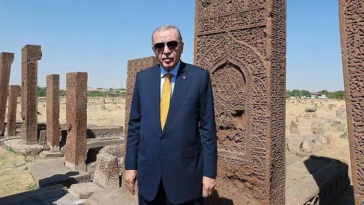 Ahlat’ta Cumhurbaşkanı Erdoğan heyecanı! Vatandaşlar Millet Bahçesi’ne akın etti