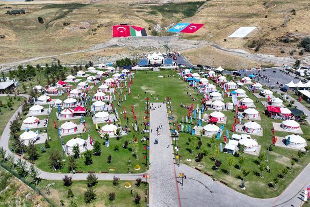 Ahlat’ta Malazgirt coşkusu! 32 bin kişi akın etti, ikinci gün heyecan zirvede