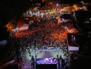 Antalya’da düzenlenen 55. Ayran Festivali’nde, Safiye Soyman ve Faik Öztürk sahne aldı