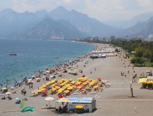 Antalya’da hissedilen sıcaklık 40 dereceyi gördü, sahiller doldu