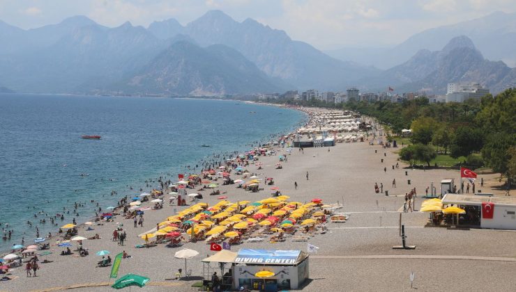 Antalya’da hissedilen sıcaklık 40 dereceyi gördü, sahiller doldu