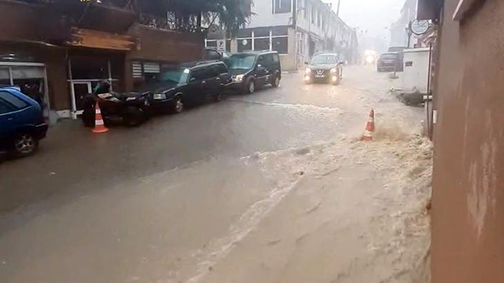 Artvin’de sağanak! Cadde ve sokaklar suyla doldu, ulaşım aksadı