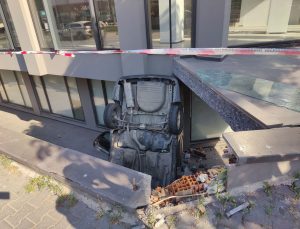 Bakırköy’de otomobil apartman boşluğuna düştü: 2 yaralı