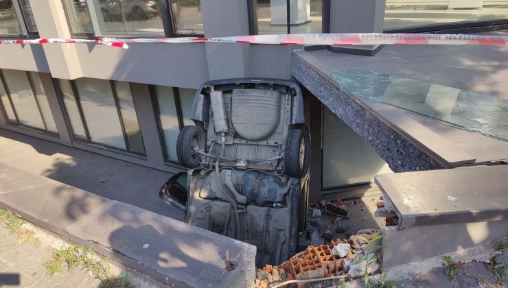 Bakırköy’de otomobil apartman boşluğuna düştü: 2 yaralı