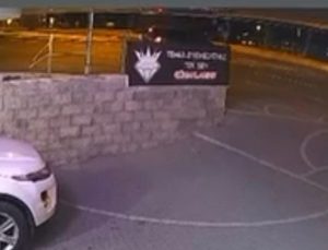 Beylikdüzü’nde motosikletin otomobile çarptığı anlar kamerada: 2 yaralı