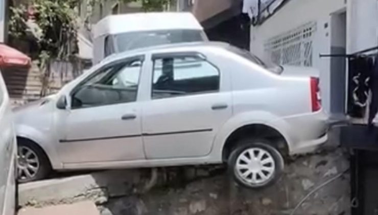 Beyoğlu’nda yokuştan kayan kargo aracı otomobile çarptı: Araç askıda kaldı
