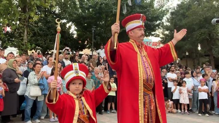 Bursa’da fetih ve 30 Ağustos Zafer Bayramı coşkusu! Gözler minik mehterbaşındaydı: Henüz 5 yaşında