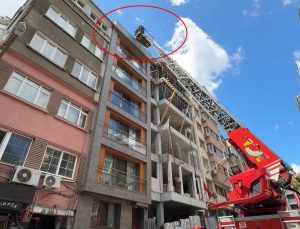 Çıplak çatıya çıktı, uygunsuz hareketler yaptı! Gören telefona sarıldı