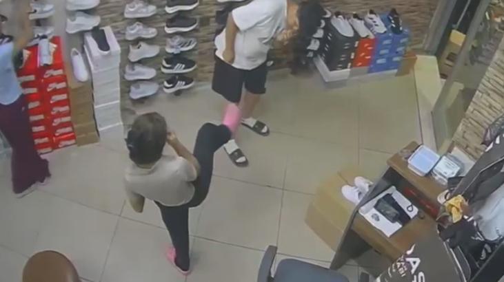 Çocuklarla oyalayıp çift çift çaldılar! Pazar arabalı hırsızlık kamerada