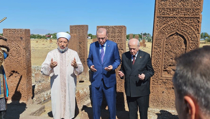Cumhurbaşkanı Erdoğan Ahlat Selçuklu Kabristanı’nı ziyaret etti