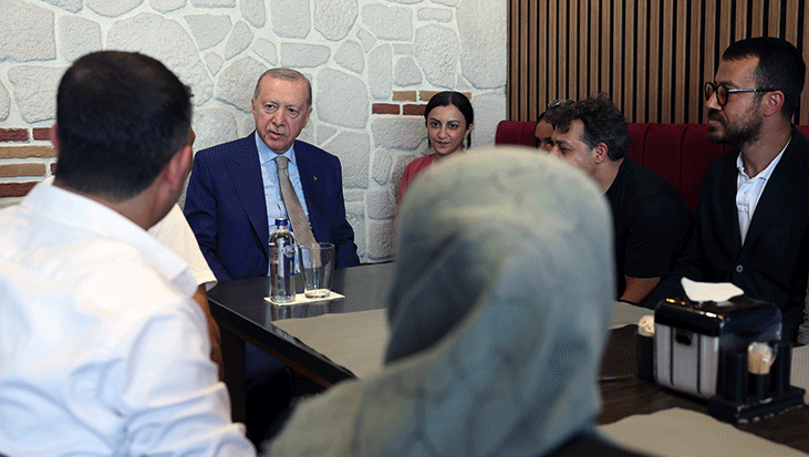 Cumhurbaşkanı Erdoğan, Çengelköy’de esnafı ziyaret etti