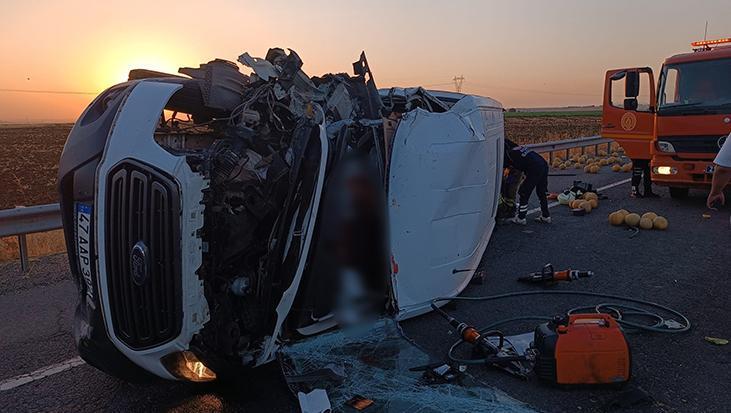 Diyarbakır’da feci kaza! Yolcu minibüsü kavun yüklü traktöre çarptı: 2 ölü, 6 yaralı