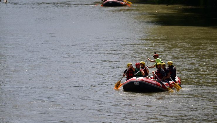 Düzce’de sıcak havadan bunalanlar rafting yaparak serinledi