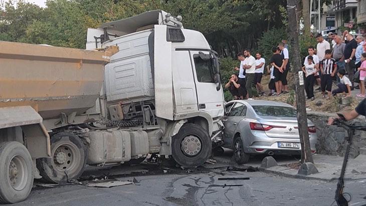 Esenler’de ortalık savaş alanına döndü! Freni boşalan kamyon park halindeki araçları ezdi