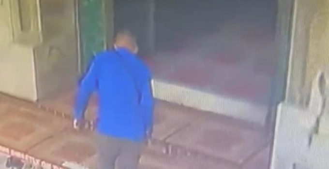 Fatih’te camide 450 bin liralık hırsızlık! Namaz kılarken çantasını çaldılar: Güvenlik kamerası her şeyi kaydetti