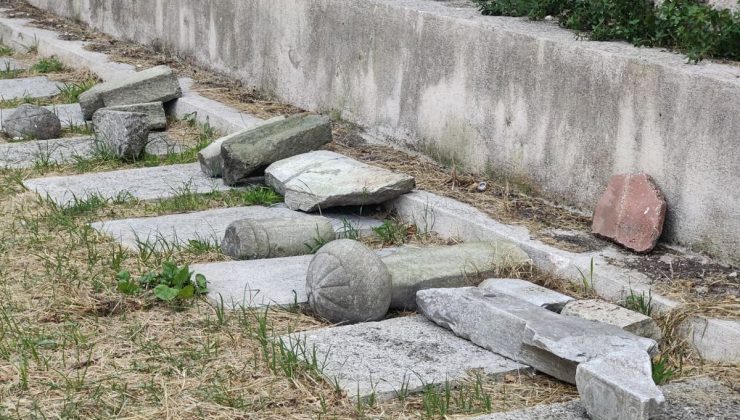 Fatih’te tarihi Haydarhane Camii’nin haziresindeki mezar taşlarına zarar veren şüpheli kaçtı