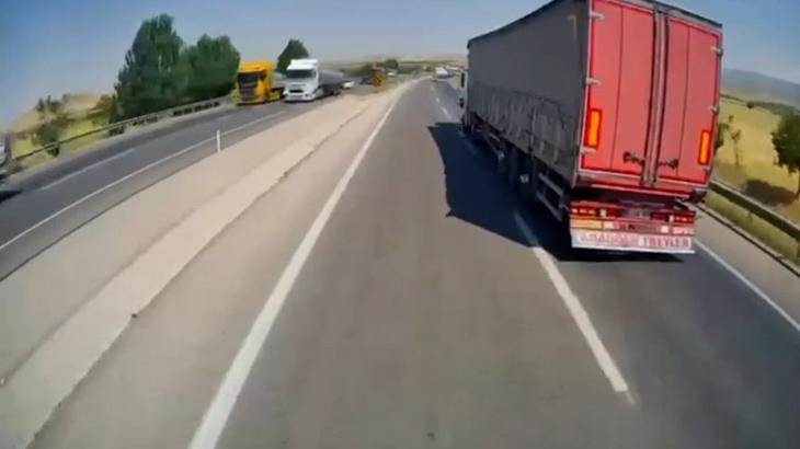 Freni boşalan TIR, refüjü aşarak karşı yöne geçti! Korkunç kaza kamerada