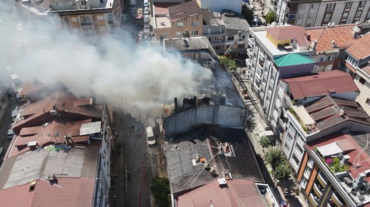 Gaziosmanpaşa’da çatı yangını! Alevler yan binalara sıçradı; 1 ölü