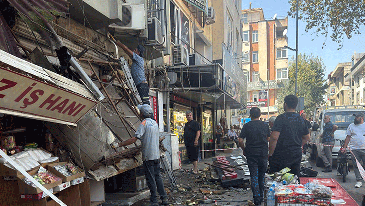 Gölcük’te klima tadilatı sırasında çökme! 2 usta yaralandı, bir kişi içeride mahsur kaldı