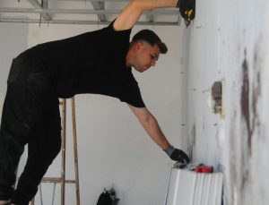 Gündüz elektrikçi, gece sokak müzisyeni