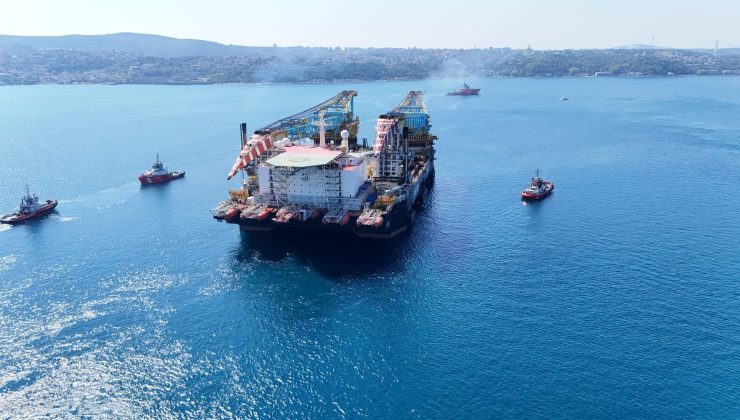 İstanbul Boğazı’nda nefes kesen geçiş! Dünyanın dev gemisi için trafik durduruldu
