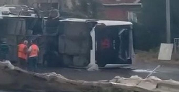 İstanbul’da havalimanı personelini taşıyan otobüs devrildi! Yaralılar var
