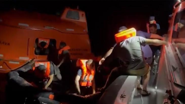 Kastamonu açıklarında batma tehlikesi! İçişleri Bakanlığı: Gemideki 13 mürettebat kurtarıldı