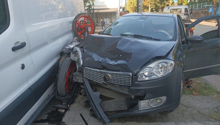 Kazada otomobil ile minibüs arasında sıkışan motosikletin sürücüsü ağır yaralandı
