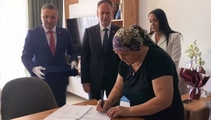 KKTC’de 36 yıldır sandıkta saklanan Türk bayrağı Türkiye’de onarılacak