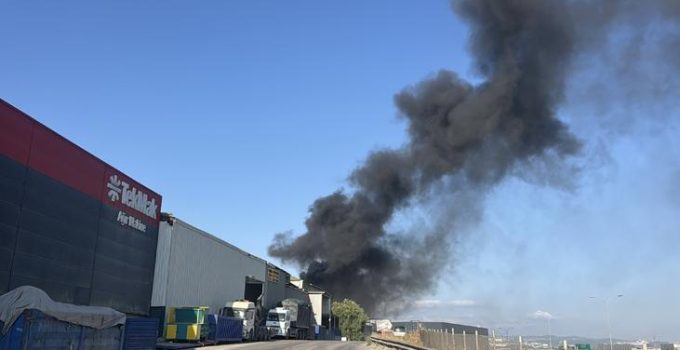Kocaeli’de yangın! Geri dönüşüm deposunda alevlere teslim oldu
