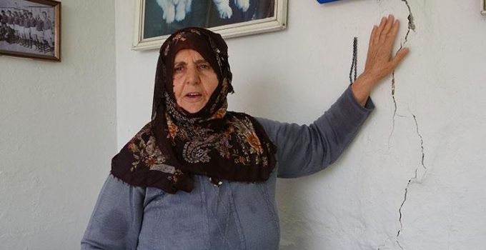 Koçyiğit ailesinin çaresizliği! Evlerden su çıkıyor, duvarlar çatlıyor